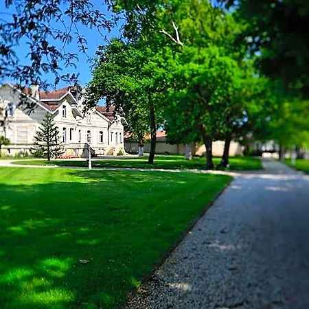 Chateau Maucaillou 3*